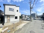 前面道路の幅が広いことで、開放感があり、日当たりや風通しも良好な立地です。