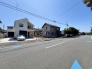 目の前の道路の広さも安心できる広さがあり、歩道もあります。
お子様の通学も安心です。