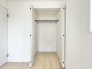 2号棟 ■クローゼット
ハンガーポールと枕棚付きのクローゼット
洋服をいっぱいしまったり、枕棚の上には、あまり使用しないものの収納もできます。
枕棚の耐荷重も40キログラムあり、多くのものが収納出来ます。 2026/08/09m