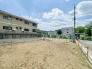1号棟 これから基礎工事が進み、少しずつ“わが家”の形が見えてくるワクワクの現地。完成後の暮らしを想像しながら、陽当たりや周辺環境もチェックできます。今なら工事の進み具合も確認でき、家づくりの過程を楽しめる、完成が待ち遠しい新築分譲地です。