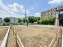 1号棟 ただいま建築中！青空の下で、あなたの新しい暮らしが着々と形になっています。耐震＋制震の安心構造で、ご家族の毎日をしっかり守る住まい。完成までのワクワクも一緒に楽しめる、“未来が見える”おうちです。