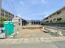 1号棟 青空に映える建築中の住まいは、耐震＋制震の安心仕様。落ち着いた住宅街で、暮らしやすさと静けさを両立できる環境です。これから形になる新しいお家で、家族の“ちょうどいい毎日”を育んでみませんか？完成が楽しみになる一邸です。