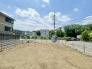1号棟 青空が広がる穏やかな住宅街で、新しい暮らしを迎えるチャンスです！現在建築中の住まいは、完成後の明るい生活を想像するだけでワクワク。周辺は落ち着いた環境で、子育てにもぴったり。できあがっていく“わが家”を見守れる特別感のある物件です。