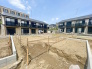 2号棟 青空に映える建築中の住まいは、耐震＋制震の安心仕様。落ち着いた住宅街で、暮らしやすさと静けさを両立できる環境です。これから形になる新しいお家で、家族の“ちょうどいい毎日”を育んでみませんか？完成が楽しみになる一邸です。