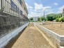 3号棟 青空に映える建築中の住まいは、耐震＋制震の安心仕様。落ち着いた住宅街で、暮らしやすさと静けさを両立できる環境です。これから形になる新しいお家で、家族の“ちょうどいい毎日”を育んでみませんか？完成が楽しみになる一邸です。