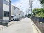 閑静な住宅街で車通りも少ないです。