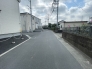 毎日の車の出し入れもスムーズにできる、ゆとりある前面道路に面した住まいです。