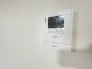 ■録画機能付インターホン
シンプルで使いやすいインターホン。録画機能付きで、自動録画のほか、手動録画もできます。不在時の来客確認にも便利です。
受話/呼出音量の調整、明るさ調整が可能。また、来訪者をズーム機能でズームアップして確認できます。