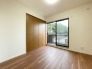 ２階：約5.5帖の寝室です。南向きの窓があり明るいお部屋です。