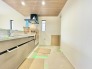 2号棟 落ち着いた色調が調和する広々とした空間で、大型の設備を並べて配置してもなおゆとりが感じられるため、日々の家事動線をスムーズに整えやすく、使い勝手の良さと心地よい広がりを兼ね備えています。
 2026/06/14m