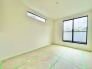 2号棟 すっきりとした白い壁と窓のコントラストが美しく、無駄のないシンプルな空間が心地よい開放感をもたらします。
 2026/06/14m