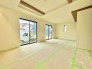 2号棟 天井の折り上げデザインが空間に奥行きを生み出し、余白の広がりを感じさせる伸びやかな造りです。
 2026/06/14m