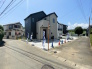 3号棟 北東角地の開放感と、洗練された外観デザインが印象的な住まい。二方向に開かれた立地は心地よい風を呼び込み、角地ならではのゆとりある敷地環境が、日々の暮らしに穏やかな落ち着きをもたらしてくれます。
