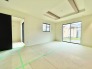 3号棟 洗練された折り上げ天井が空間に奥行きを生み出し、シンプルで落ち着いた空気感が日々の暮らしを穏やかに包み込みます。飾らない内装は住む人の個性を引き立て、自由なレイアウトを楽しめる心地よい余白を備えています。
 2026/06/14m