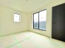 3号棟 余白を大切にしたシンプルな空間は、窓から見える景色と内装のコントラストが静かな調和を生み出します。装飾を削ぎ落としたからこそ感じられる、落ち着いた居心地の良さがここにはあります。
 2026/06/14m