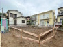 青空に映える建築中の住まいは、耐震＋制震の安心仕様。落ち着いた住宅街で、暮らしやすさと静けさを両立できる環境です。これから形になる新しいお家で、家族の“ちょうどいい毎日”を育んでみませんか？完成が楽しみになる一邸です。