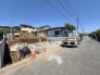 前面は比較的交通量の少ない道路となっておりますので、お車の運転が少し心配な方も落ち着いて駐車することが出来そうです。