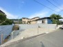 1号棟 青空に映える建築中の住まいは、耐震＋制震の安心仕様。落ち着いた住宅街で、暮らしやすさと静けさを両立できる環境です。これから形になる新しいお家で、家族の“ちょうどいい毎日”を育んでみませんか？完成が楽しみになる一邸です。