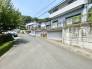 前面道路は、車通りも少なく閑静住宅街です。