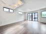 1号棟 大きな窓からやさしい光が差し込み、朝から夕方まで心地よく過ごせます。家族団らんの時間はもちろん、くつろぎや来客時にも活躍する、居心地の良いリビングです。