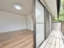 バルコニーは2部屋に続くワイドな造りとなっております。陽当たりも良好のためお洗濯物も安心出来そうです。