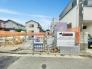 落ち着いた街並みに誕生する、家族の夢を叶える新築一戸建て。
周囲は平穏で開放感のある閑静な住宅街。前面道路もすっきりしており、小さなお子様がいるご家庭も安心の住環境です。現在、確かな施工で建築中！理想のマイホームでの新しい暮らしを、ここから始めてみませんか。