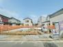 【着々と進行中！】基礎からしっかり造る、安心品質のデザイナーズ住宅。
遮るものがなく、青空が心地よく広がる開放的な敷地。閑静な住宅街の一角で、一邸一邸丁寧に建築が進んでいます。構造や土台の確かな安心感をその目で確認できるのは今だけ！この街で、家族の新しい未来をスタートしませんか。