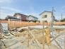 【今だから見られる安心の現場】理想のマイホームがここから始まります。
空を近くに感じる、明るく開放感に満ちた住環境。前面にゆとりがあり、風通しも良好な好立地です。確かな施工で一歩ずつカタチになっていく我が家の姿にワクワクしませんか。利便性と心地よい静けさを兼ね備えたエリアで夢をカタチに。
