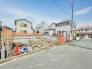 【いよいよ着工】穏やかな街並みに誕生する、光あふれる新築一戸建て。
空が広く感じられる開放的な角地風のロケーション。前面道路もフラットで、日々の駐車もスムーズです。一邸一邸、基礎から丁寧に建築が進む安心の住環境。ここから家族の新しい物語と、心地よい暮らしを始めませんか。