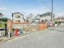 【建築中ならではの安心感】確かな施工でつくる家族の理想のマイホーム。
閑静な住宅街で一際目を引く、明るく開放的な敷地。前面道路がすっきりしており、小さなお子様がいるご家庭も安心の住環境です。暮らしやすさと心地よい静けさが両立するこの街で、笑顔あふれる未来を描きませんか。