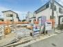 【いよいよ着工】穏やかな街並みに誕生する、光あふれる新築一戸建て。
空が広く感じられる開放的な角地風のロケーション。前面道路もフラットで、日々の駐車もスムーズです。一邸一邸、基礎から丁寧に建築が進む安心の住環境。ここから家族の新しい物語と、心地よい暮らしを始めませんか。
