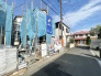 2号棟 【建築中ならではの安心感】確かな施工でつくる家族の理想のマイホーム。
閑静な住宅街で一際目を引く、明るく開放的な敷地。前面道路がすっきりしており、小さなお子様がいるご家庭も安心の住環境です。暮らしやすさと心地よい静けさが両立するこの街で、笑顔あふれる未来を描きませんか。