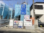 2号棟 これから基礎工事が進み、少しずつ“わが家”の形が見えてくるワクワクの現地。完成後の暮らしを想像しながら、陽当たりや周辺環境もチェックできます。今なら工事の進み具合も確認でき、家づくりの過程を楽しめる、完成が待ち遠しい新築分譲地です。