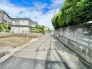 前面道は車通りも少なく静かな環境です。