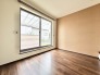 淡い木目調のフローリングがお部屋全体に優しい雰囲気を演出します。