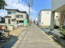 毎日の車の出し入れもスムーズにできる、ゆとりある前面道路に面した住まいです。