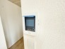 ■録画機能付インターホン
シンプルで使いやすいインターホン。録画機能付きで、自動録画のほか、手動録画もできます。不在時の来客確認にも便利です。
受話/呼出音量の調整、明るさ調整が可能。また、来訪者をズーム機能でズームアップして確認できます。
