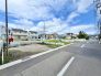 1号棟 前面は広々としておりますので、お車の運転が少し心配な方も落ち着いて駐車することが出来そうです。