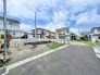 3号棟 前面は通り抜けの出来ない道路となっておりますので、比較的交通量も少なくお子様がいらっしゃる方も安心出来そうです。