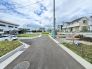 4号棟 前面は通り抜けの出来ない道路となっておりますので、お車の運転が少し心配な方も落ち着いて駐車することが出来そうです。