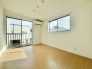 南向きの居室は明るいです。
前面の建物との距離もあり陽が入ります。