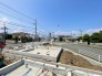 キッチンからリビングを見渡すことができ、家族との会話も弾みます。