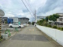 比較的交通量の少ない道路となっておりますので、お車の運転が少し心配な方も落ち着いて駐車することが出来そうです。