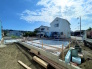 青空に映える建築中の住まいは、耐震＋制震の安心仕様。落ち着いた住宅街で、暮らしやすさと静けさを両立できる環境です。これから形になる新しいお家で、家族の“ちょうどいい毎日”を育んでみませんか？完成が楽しみになる一邸です。