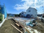 青空が広がる穏やかな住宅街で、新しい暮らしを迎えるチャンスです！現在建築中の住まいは、完成後の明るい生活を想像するだけでワクワク。周辺は落ち着いた環境で、子育てにもぴったり。できあがっていく“わが家”を見守れる特別感のある物件です。