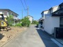 落ち着いた街並みに誕生する、家族の夢を叶える新築一戸建て。
周囲は平穏で開放感のある閑静な住宅街。前面道路もすっきりしており、小さなお子様がいるご家庭も安心の住環境です。現在、確かな施工で建築中！理想のマイホームでの新しい暮らしを、ここから始めてみませんか。