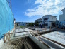 ただいま建築中！青空の下で、あなたの新しい暮らしが着々と形になっています。耐震＋制震の安心構造で、ご家族の毎日をしっかり守る住まい。完成までのワクワクも一緒に楽しめる、“未来が見える”おうちです。