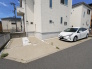 駐車2台可能なスペースがございます。ファミリーカーのお客様も余裕を持って駐車できそうです。実際のサイズは現地にはご確認下さいませ。