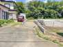 1号棟 青空に映える建築中の住まいは、耐震＋制震の安心仕様。落ち着いた住宅街で、暮らしやすさと静けさを両立できる環境です。これから形になる新しいお家で、家族の“ちょうどいい毎日”を育んでみませんか？完成が楽しみになる一邸です。