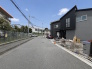 1号棟 前面道路の幅が広いことで、開放感があり、日当たりや風通しも良好な立地です